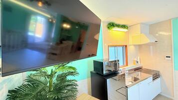 Kylskåp, mikrovågsugn, spishäll och grytor/köksredskap