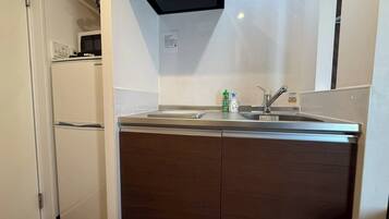 Fridge, microwave, stovetop, cookware/dishes/utensils