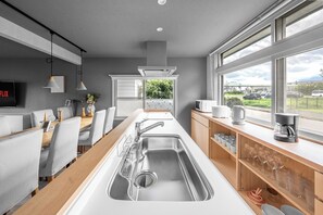 Réfrigérateur, micro-ondes, plaque de cuisson