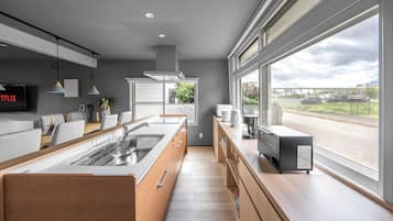 冷蔵庫、電子レンジ、コンロ、調理器具と食器