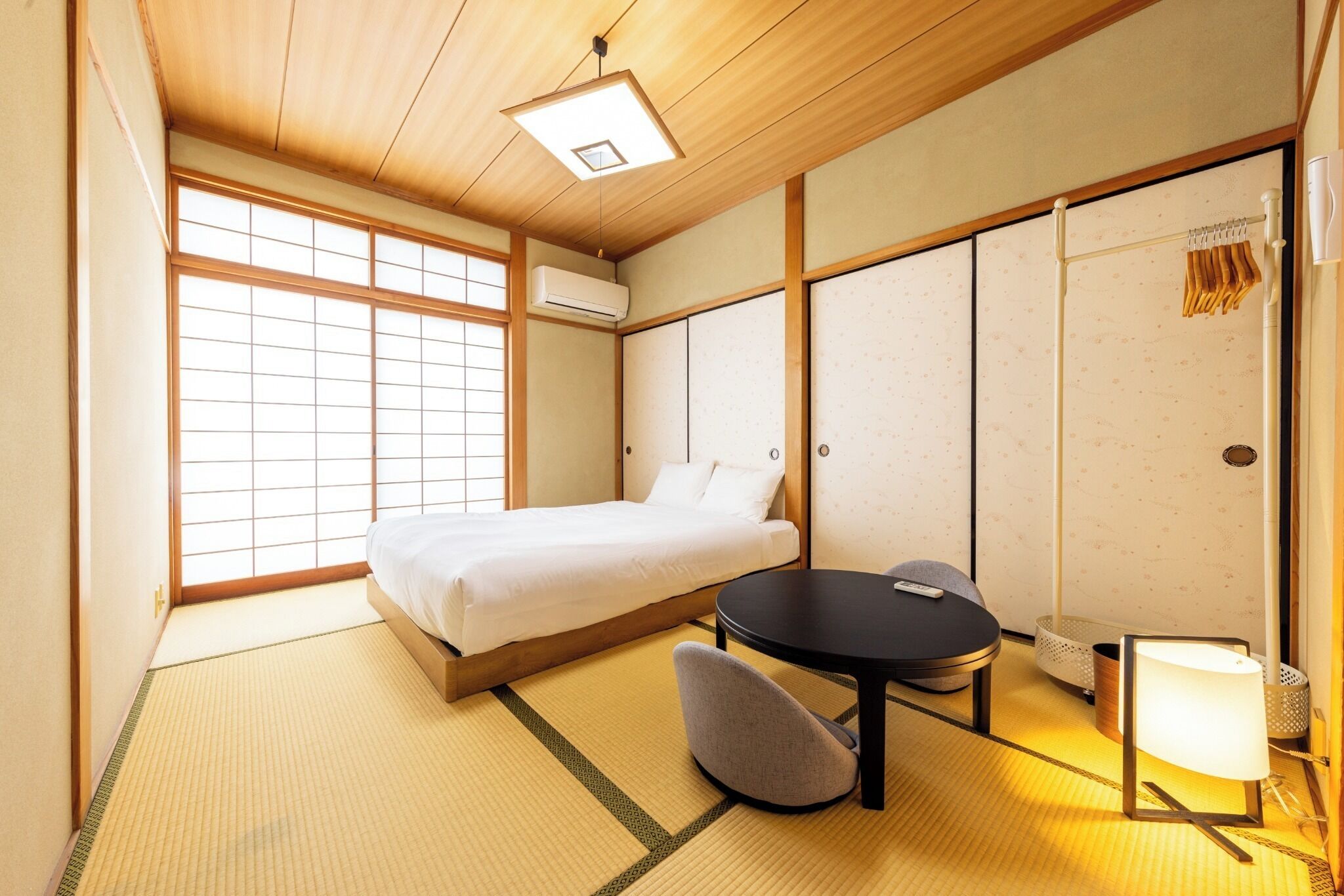 Escritorio, tabla de planchar con plancha, wifi gratis y ropa de cama