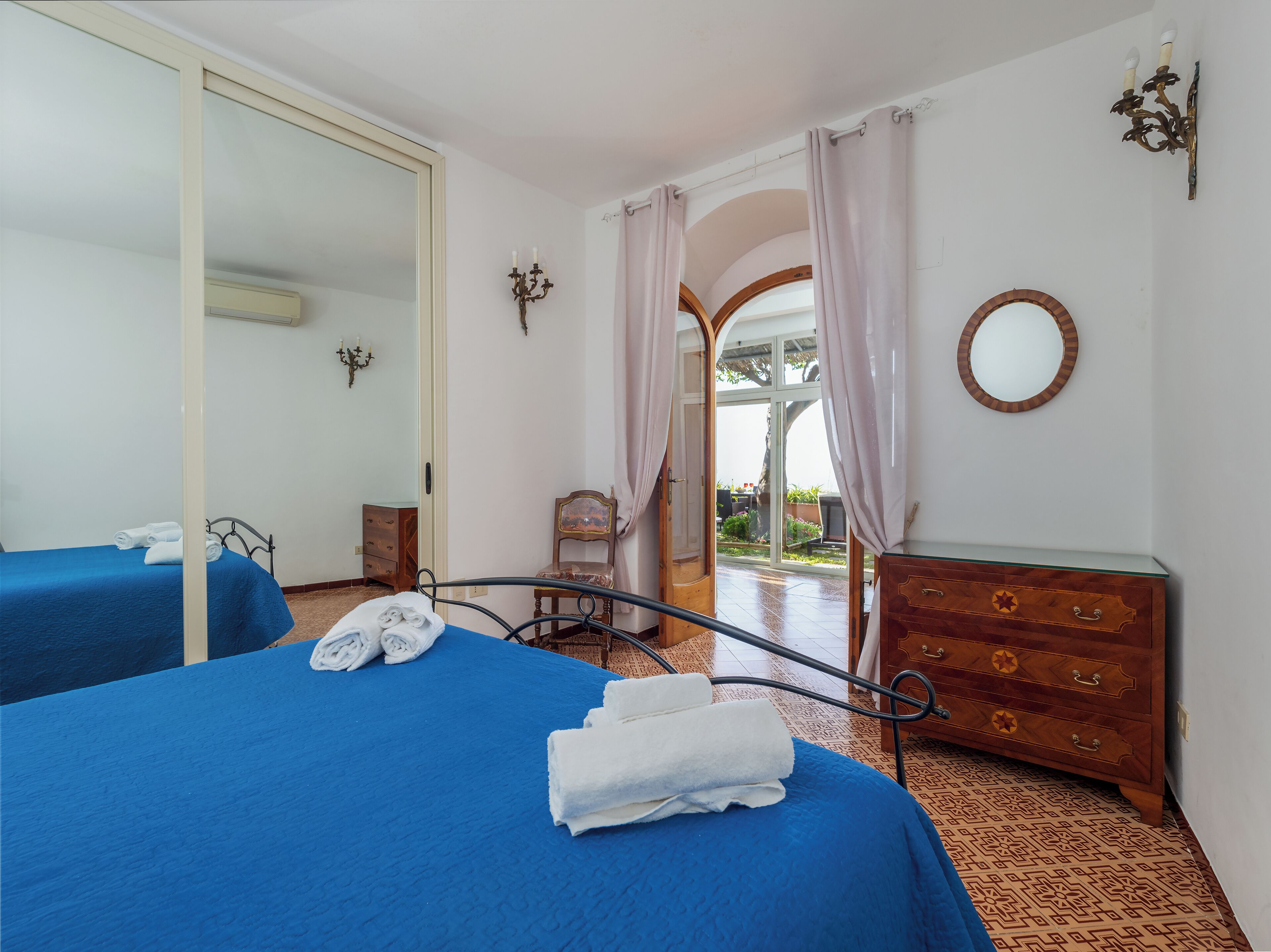 Exclusive House, Sea View | Down duvets, blackout curtains, iron/ironing board, travel cot