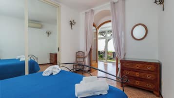 Exclusive House, Sea View | Down duvets, blackout curtains, iron/ironing board, travel cot