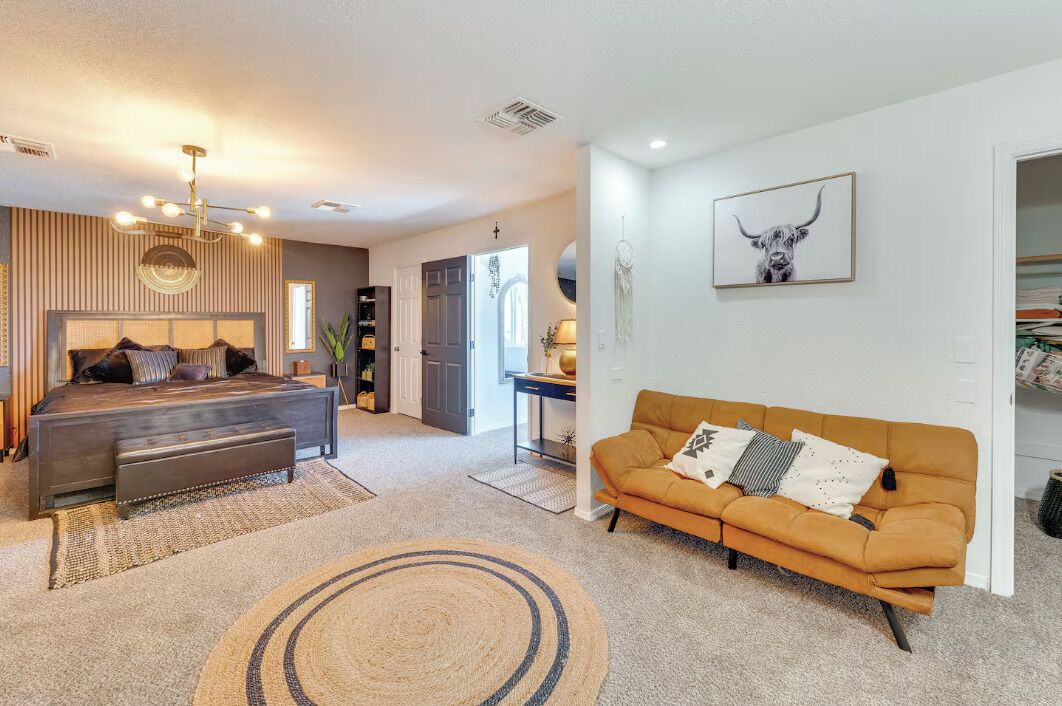 Smart TV, fireplace, stereo