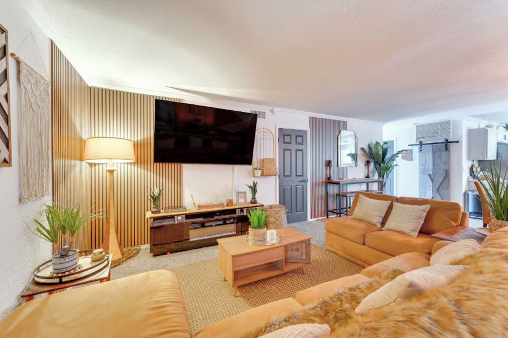 Smart TV, fireplace, stereo