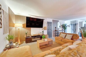 Smart TV, chimenea y estéreo 