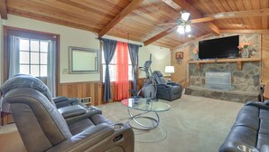 Interior - Playground & Grill: Pet-Friendly Griffin Getaway! (Griffin)