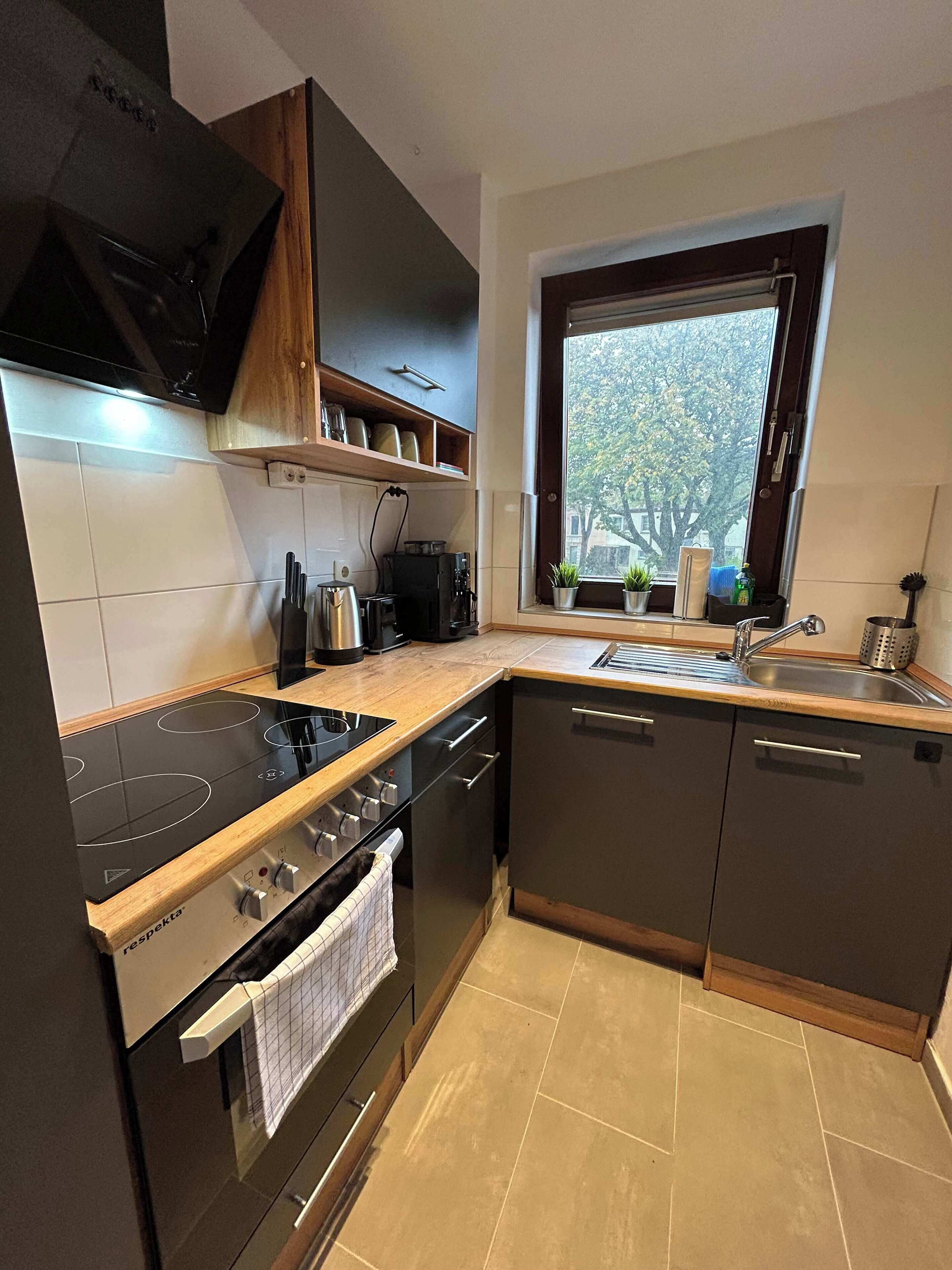 Refrigerador, parrilla de estufa, lavavajillas y cafetera y tetera 