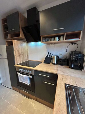 Fridge, stovetop, dishwasher, coffee/tea maker