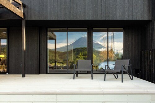 A villa with a spacious garden and views of Mt Fu / Minamitsuru-gun Yamanashi