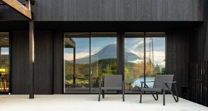 A villa with a spacious garden and views of Mt Fu / Minamitsuru-gun Yamanashi