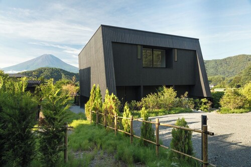 A villa with a spacious garden and views of Mt Fu / Minamitsuru-gun Yamanashi