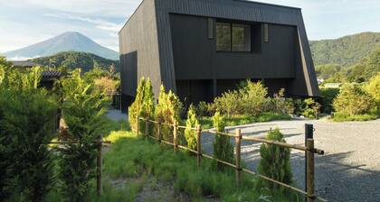 A villa with a spacious garden and views of Mt Fu / Minamitsuru-gun Yamanashi