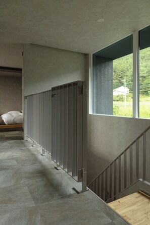 المنشأة من الداخل