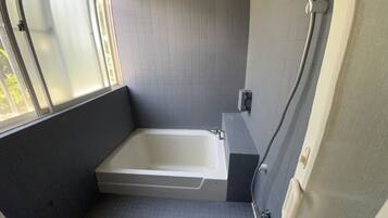 Een haardroger, handdoeken