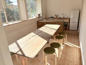 Refrigerador, parrilla de estufa y utensilios de cocina 