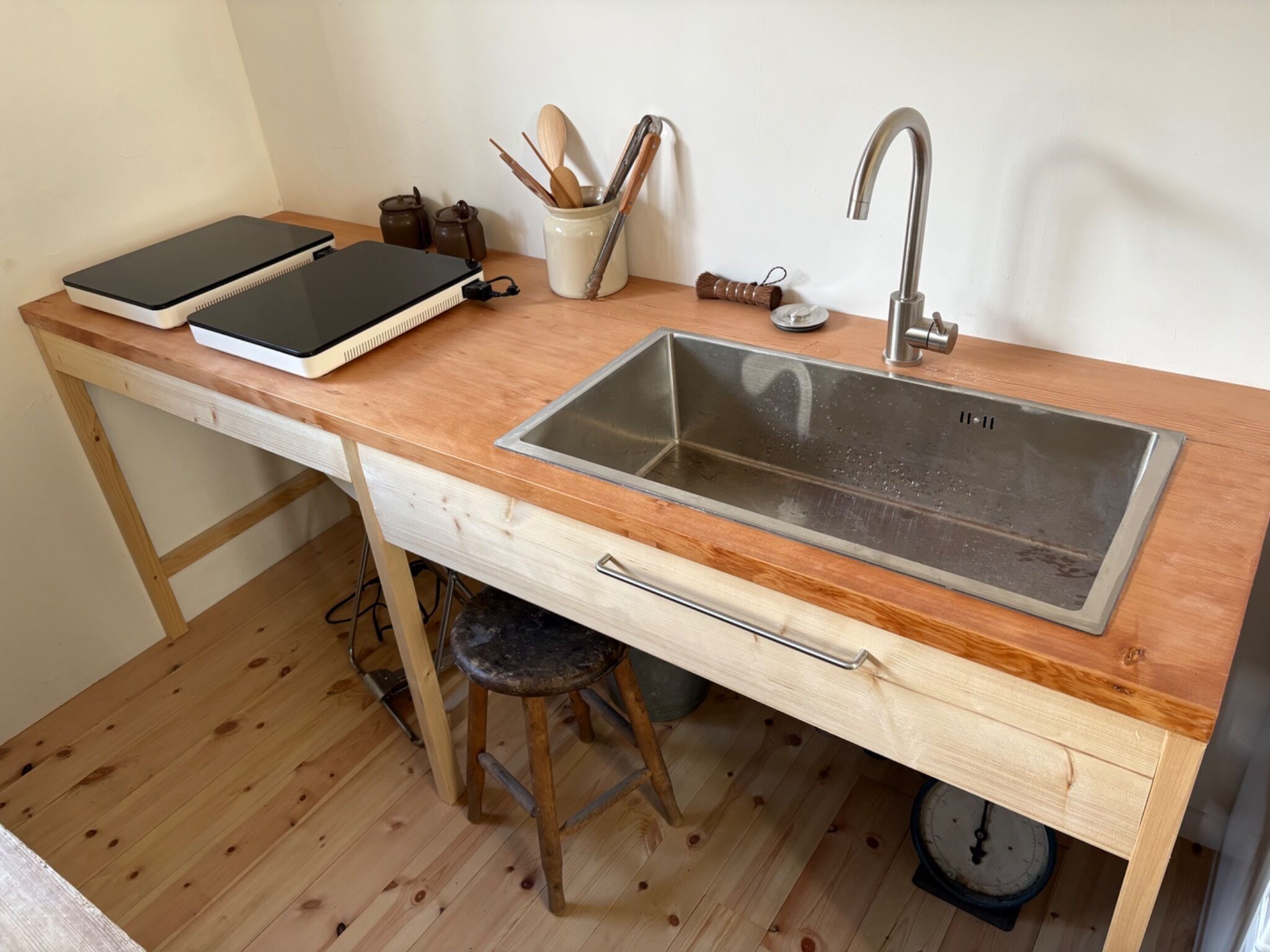 Geladeira, cooktop, talheres/pratos/utensílios de cozinha