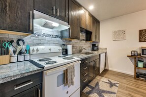 Een koelkast, een magnetron, een kookplaat, een vaatwasser