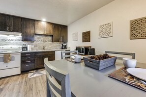 Fridge, microwave, stovetop, dishwasher - Comfort & Convenience! Apt in Central Soldotna (Soldotna)