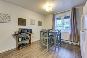 Dining - Comfort & Convenience! Apt in Central Soldotna (Soldotna)