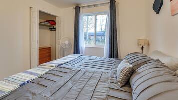 1 bedroom, desk, iron/ironing board, internet