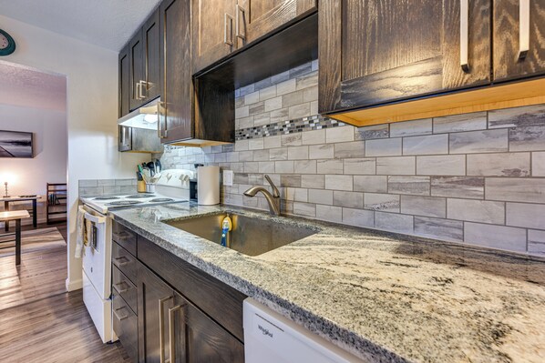 Fridge, microwave, stovetop, dishwasher - Comfort & Convenience! Apt in Central Soldotna (Soldotna)