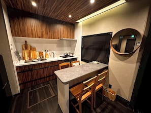 Refrigerador, microondas y utensilios de cocina