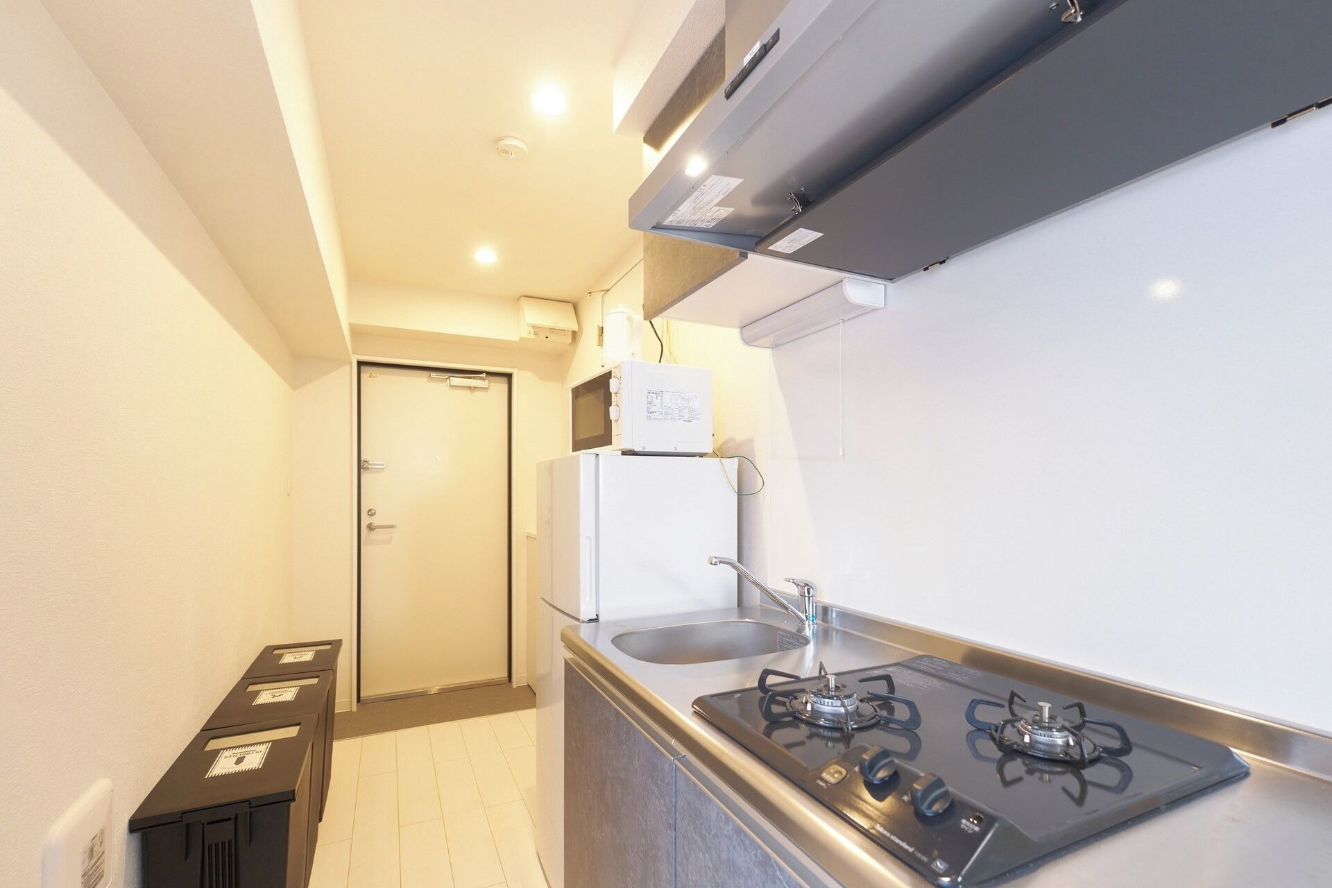 Refrigerador, microondas, parrilla de estufa y utensilios de cocina 