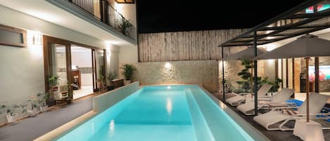 Una piscina al aire libre