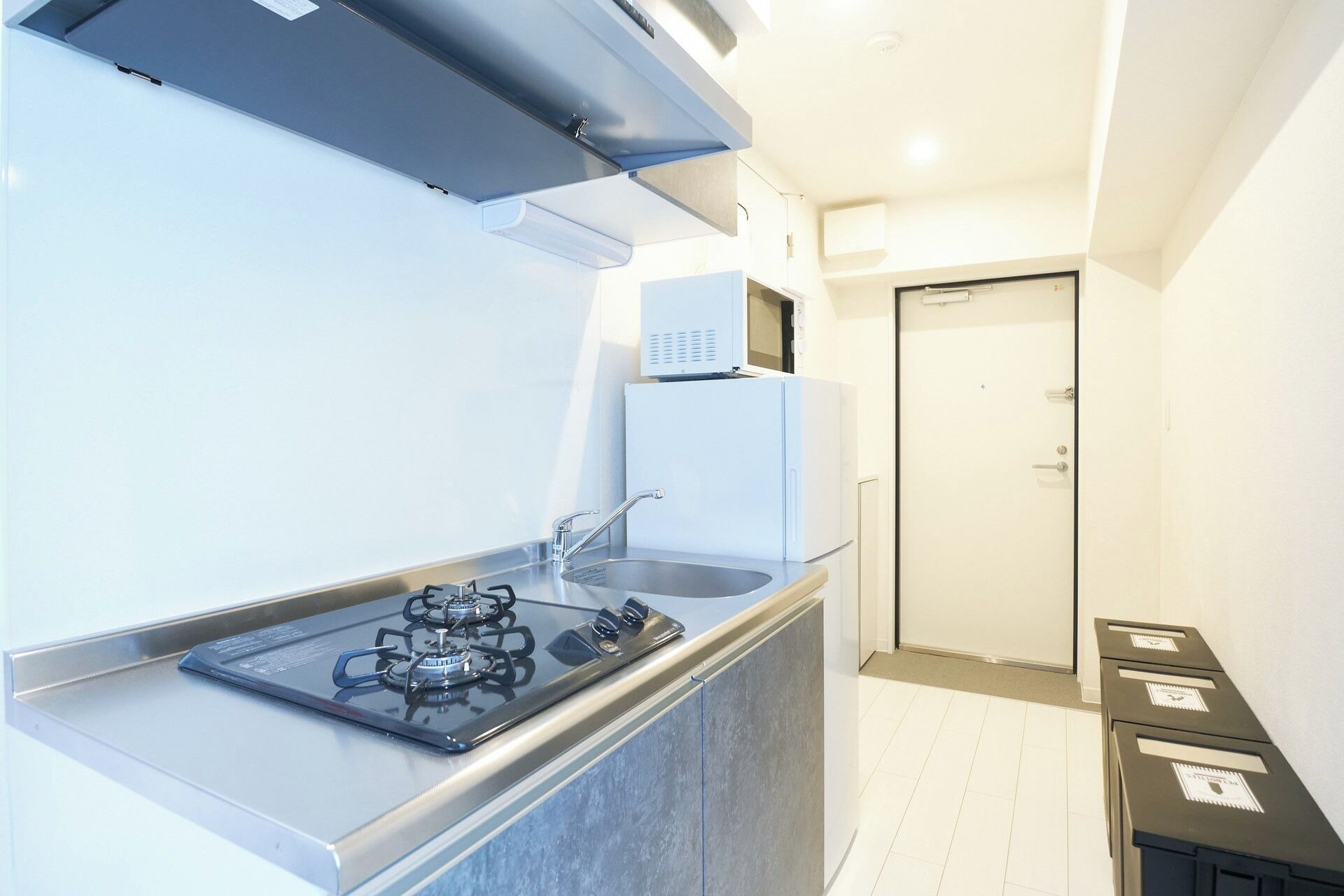 Refrigerador, microondas, parrilla de estufa y utensilios de cocina 