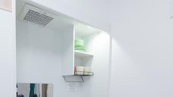 Refrigerador, microondas, parrilla de estufa y utensilios de cocina