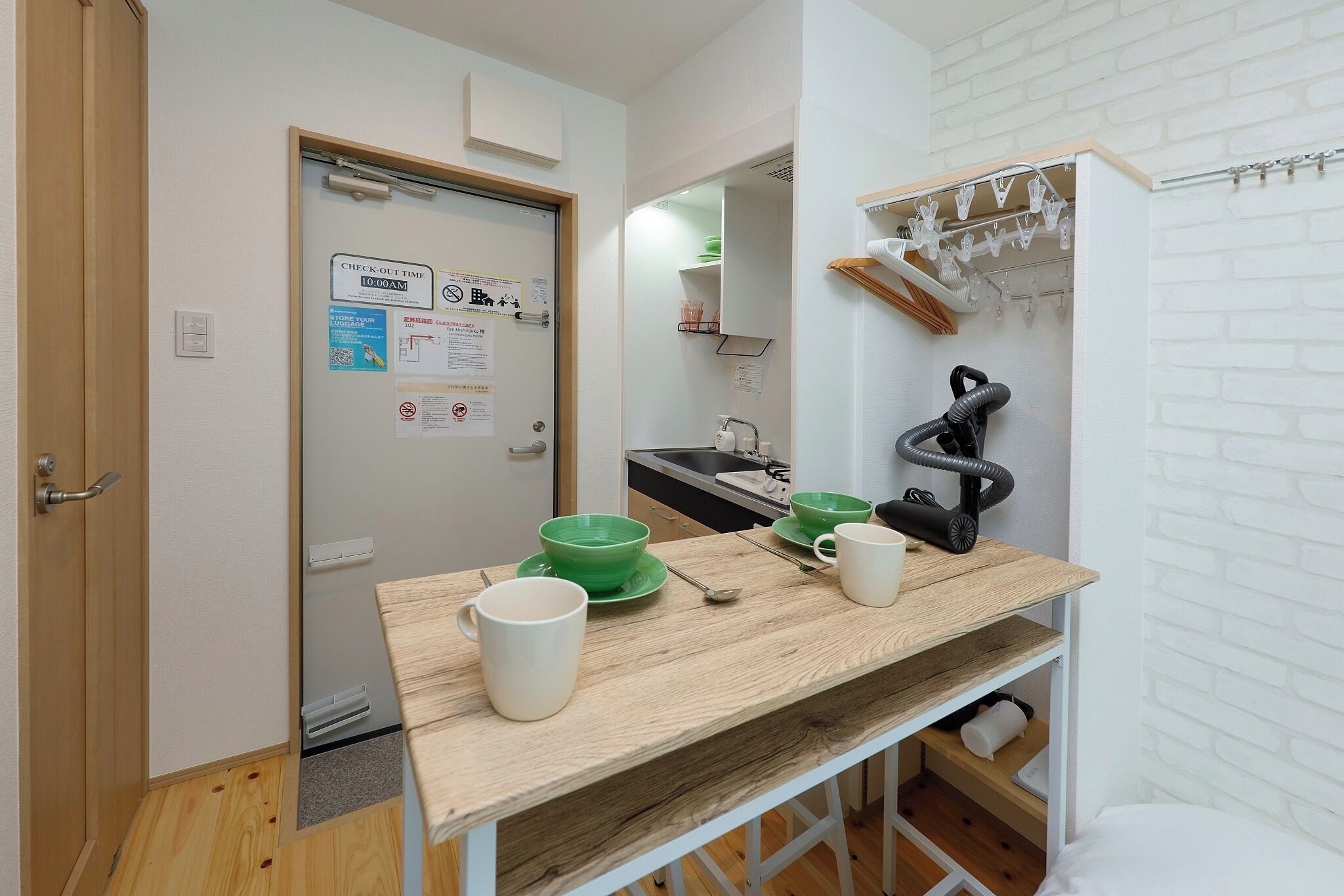 冷蔵庫、電子レンジ、コンロ、調理器具と食器