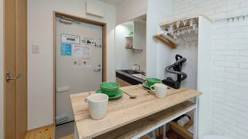 Fridge, microwave, stovetop, cookware/dishes/utensils