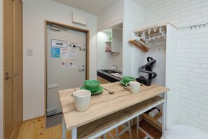 Geladeira, micro-ondas, cooktop, talheres/pratos/utensílios de cozinha