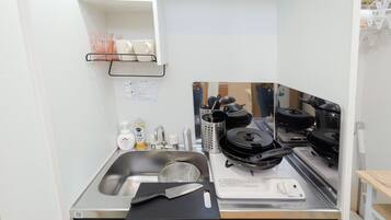 Frigorífico, microondas, placa de cocina y utensilios de cocina