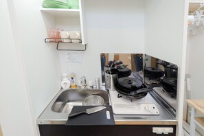 ثلاجة، ميكروويف، موقد طهي مسطح، مستلزمات طهي/أطباق/أوعية