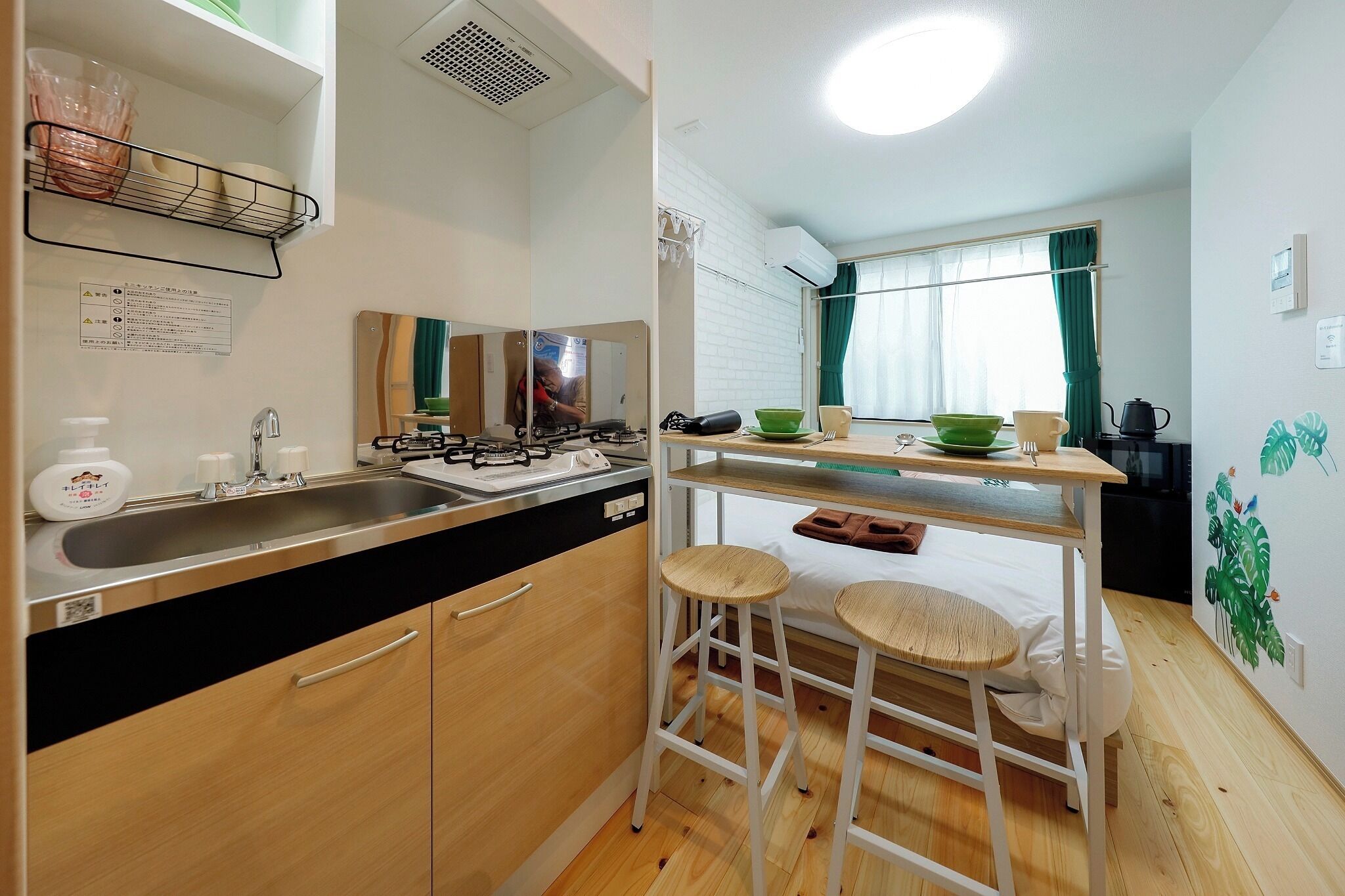 Frigorífico, microondas, placa de cocina y utensilios de cocina