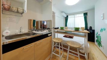 Réfrigérateur, micro-ondes, plaque de cuisson