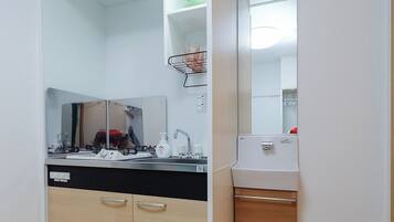 Refrigerador, microondas, parrilla de estufa y utensilios de cocina