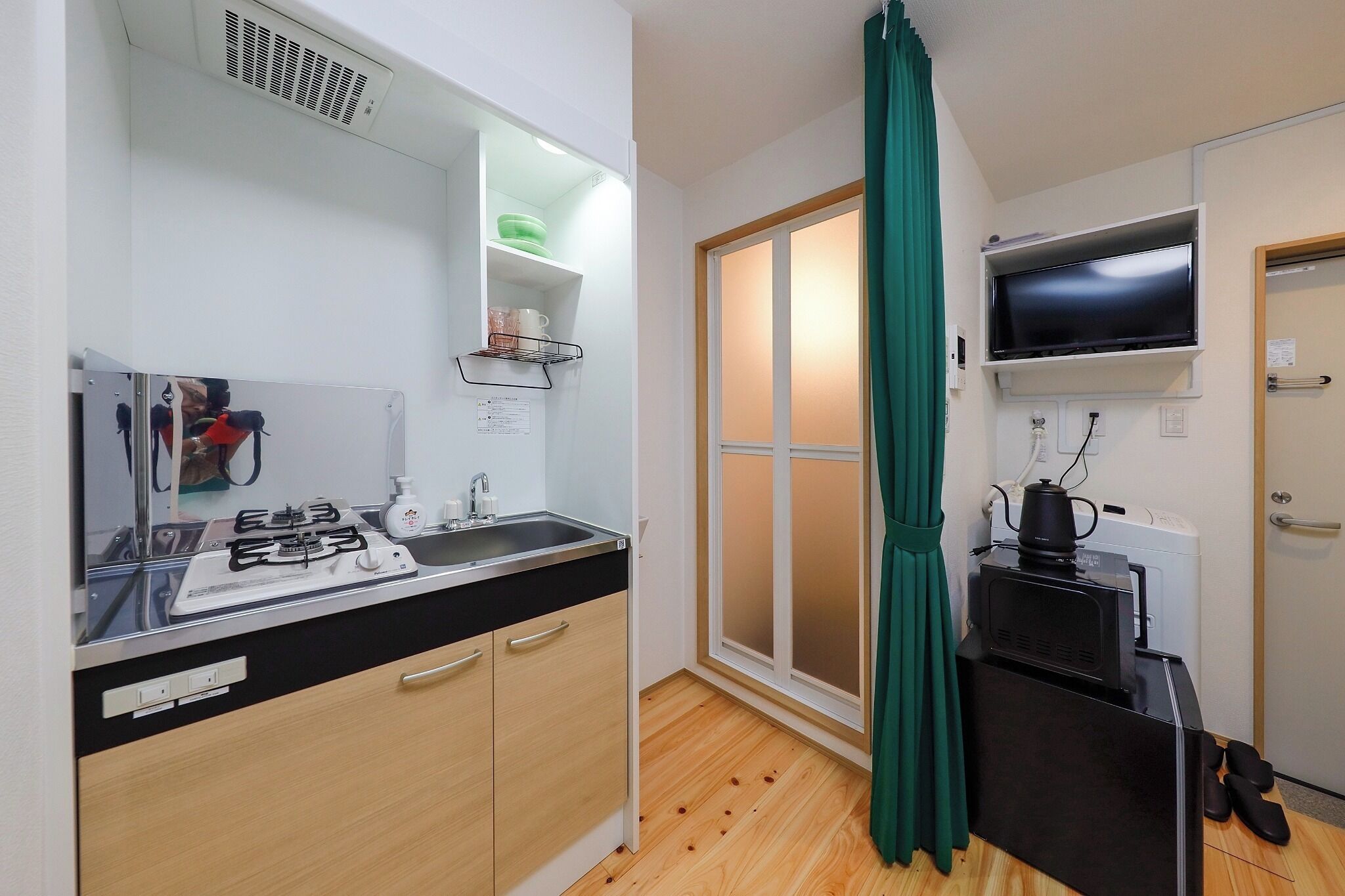 Fridge, microwave, stovetop, cookware/dishes/utensils