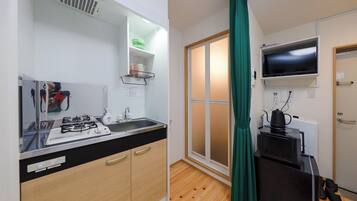 Fridge, microwave, stovetop, cookware/dishes/utensils