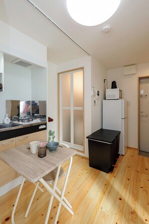 Fridge, microwave, stovetop, cookware/dishes/utensils