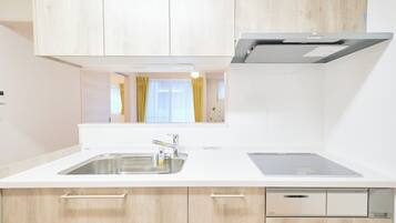 Fridge, microwave, stovetop, cookware/dishes/utensils