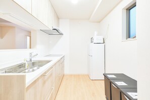 冰箱、微波炉、炉灶、厨具/餐具