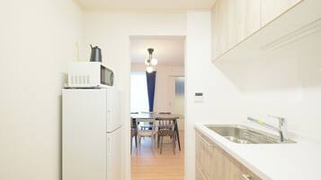 Fridge, microwave, stovetop, cookware/dishes/utensils