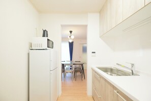 冷蔵庫、電子レンジ、コンロ、調理器具と食器