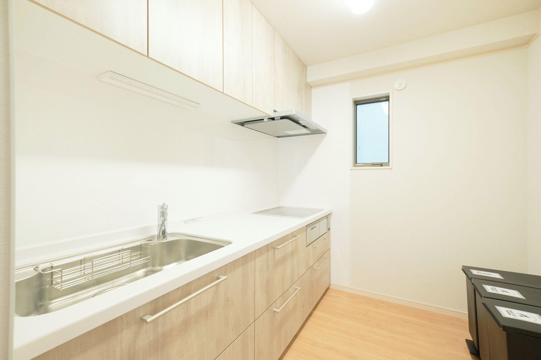 冷蔵庫、電子レンジ、コンロ、調理器具と食器