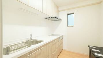 Fridge, microwave, stovetop, cookware/dishes/utensils