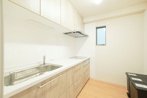 ثلاجة، ميكروويف، موقد طهي مسطح، مستلزمات طهي/أطباق/أوعية