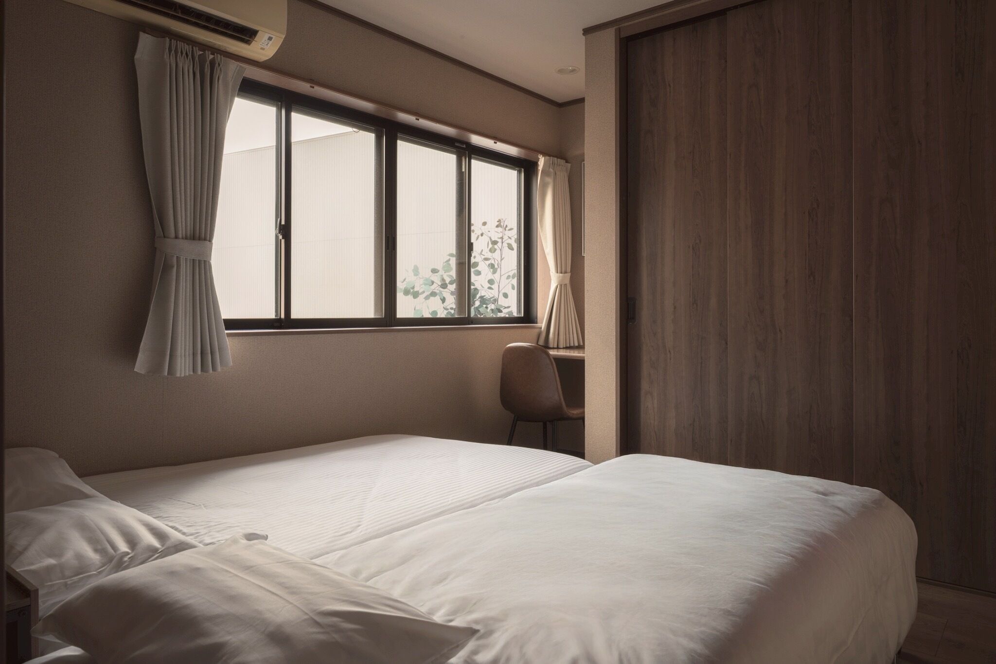 Desk, free WiFi, bed sheets